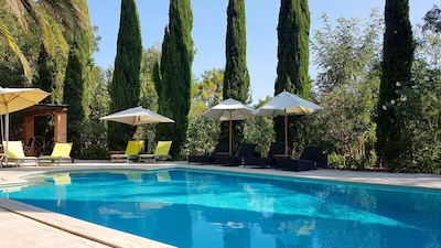 Impresionante villa de lujo con una hermosa piscina, amplios jardines y comedor en Alfreso