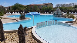 LA PISCINE AVEC LA PISCINE POUR ENFANTS 