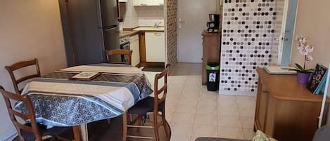 Séjour avec coin cuisine et coin repas