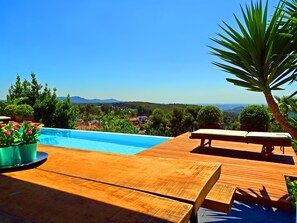 Piscina Desbordante Privada con Vistas Impresionantes y Sol todo el día