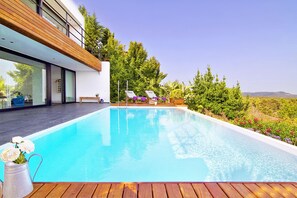 Espectacular casa minimalista con vistas al mar en Barcelona