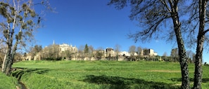 la vue sur la cathédrale et les remparts de Bazas