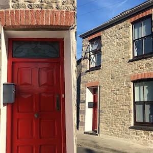 Bell House ♥ in the heart of St Davids with Parking & Wifi. Sleeps 2-8