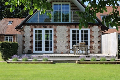 Das Gartenzimmer in den Flintstone Cottages in der Nähe von Chichester Goodwood bietet Platz für 2/4