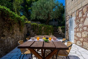 Outdoor dining area 