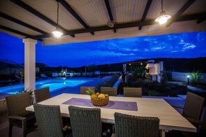 Outside dining table with view on pool