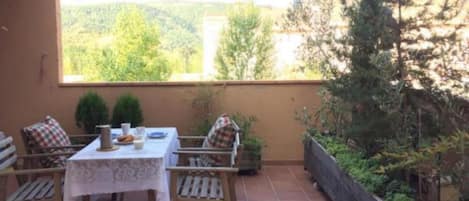 Terraza con vistas a Sierra de Partara, Nabáin y Casco Hco. de la Villa de Ainsa