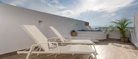 The wonderful rooftop with private jacuzzi 