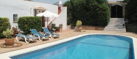 entrada y piscina
