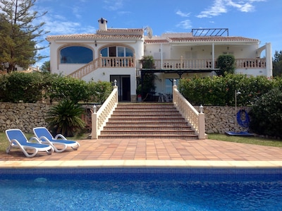 Ein Villa-Apartment mit herrlichem Blick und großem Pool