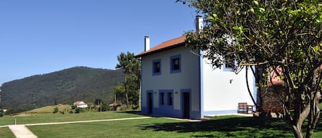 Antiguo pajar rehabilitado con dos apartamentos dúplex tipo loft. Amplio jardín.