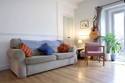 Gorgeous Quiet Garden Apartment - close to centre - Sleeps 4