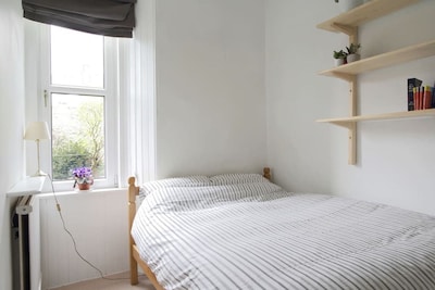 Gorgeous Quiet Garden Apartment - close to centre - Sleeps 4