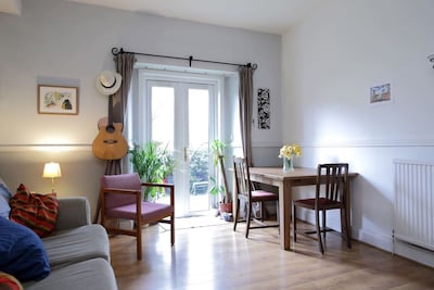 Gorgeous Quiet Garden Apartment - close to centre - Sleeps 4