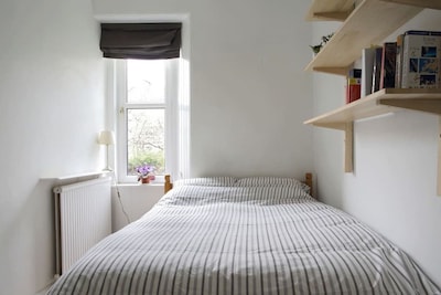 Gorgeous Quiet Garden Apartment - close to centre - Sleeps 4