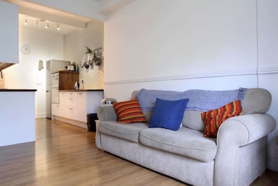 Gorgeous Quiet Garden Apartment - close to centre - Sleeps 4