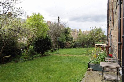 Gorgeous Quiet Garden Apartment - close to centre - Sleeps 4