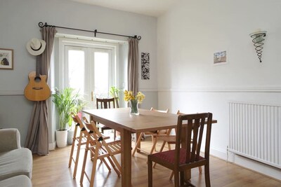 Gorgeous Quiet Garden Apartment - close to centre - Sleeps 4