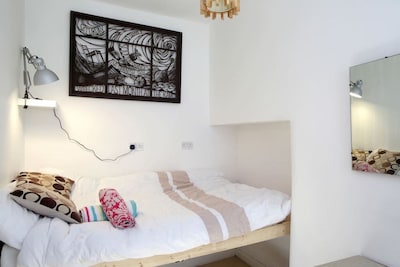 Gorgeous Quiet Garden Apartment - close to centre - Sleeps 4