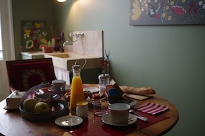 Petit déjeuner servi! Tout frais!