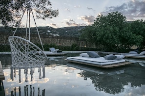 Walking Pool Lounge