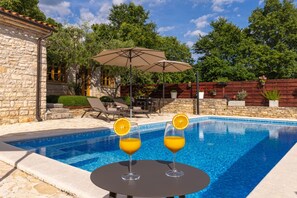 Pool, Sundeck