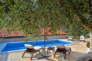 Pool, Sundeck