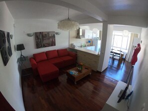 Panorâmica geral sala de estar e cozinha