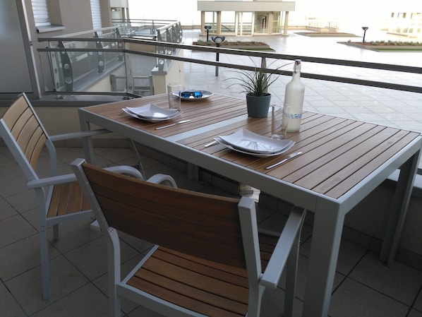La terrasse avec vue sur la mer et la haute ville