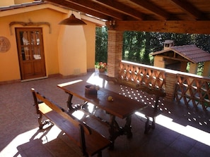 STALLA : PATIO and terrace.  On the right the big BARBECUE