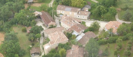 Vue d'ensemble 
La maison se situe en bas à gauche avec terrasse visible.