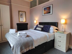 ELIZABETH APT KING BEDROOM