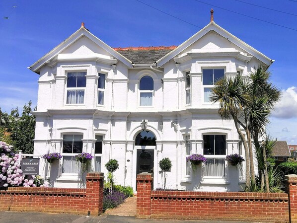 FERNHURST HOLIDAY APARTMENTS EXTERIOR...