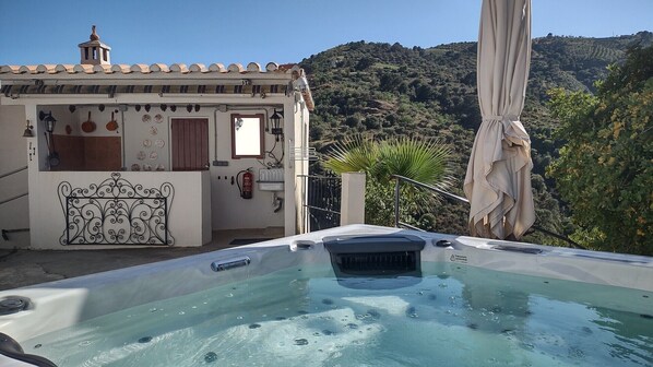 Outdoor spa tub