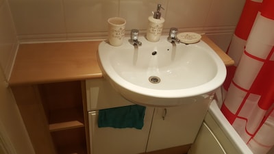 1 BEDROOM AVAILABLE IN A 2 BED FLAT
