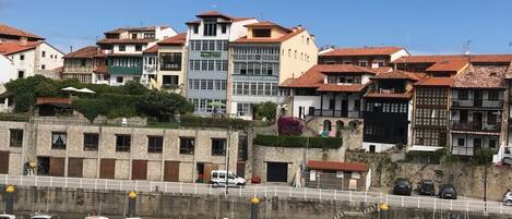 vista de la casa y el jardin, terraza sobre el puerto