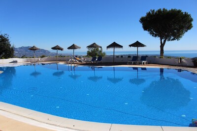 Atemberaubende Lage in der Nähe von Marbella. Große Terrasse. Hervorragende Aussicht auf das Meer und die Berge