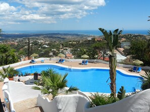 La Mairena is about 8 minutes drive from the coast, and is a serene location