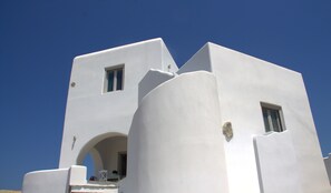 Psilotero Villa welcomes you