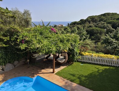 Luxurious Ocean View Beach House, WiFi, Private Garden & Pool in Barcelona Coast