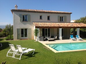 La villa coté sud avec le Lubéron en arrière plan