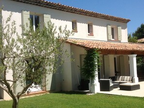 La villa avec son salon extérieur