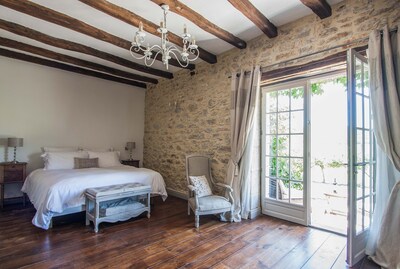 Le Caillau, Luxury gite with restaurant & private heated pool in the vineyards