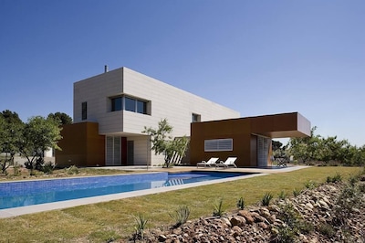 Modern and big house with swimming-pool and garden