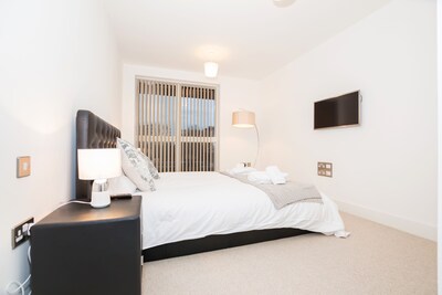 New Build Luxury Apartment *20 min to the Centre*