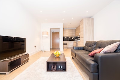 New Build Luxury Apartment *20 min to the Centre*