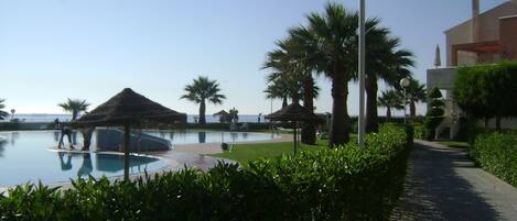 Piscine et mer en fond