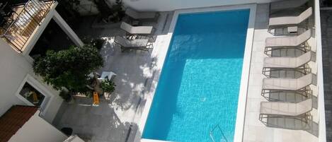 private pool without chlorine, only electroysis