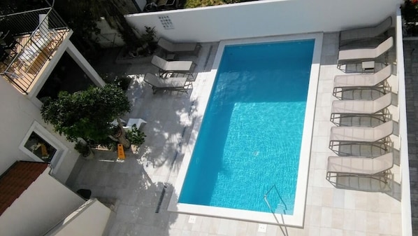 private pool without chlorine, only electroysis