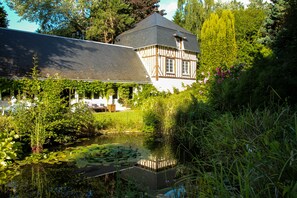 Der Turm der Mare au Loups Blick von unserem Privatgarten